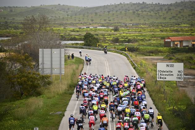 2025 Volta Algarve cycling race - Stage 3 TAVIRA, PORTUGAL - FEBRUARY 21 : illustration picture of the peloton during stage 3 of the 51th edition of the Volta Algarve cycling race, with start in Vila Real Santo Antonio and finish in Tavira on February 21, 2025 in Tavira, Portugal, 21 02 2025 ( Motordriver Kenny Verfaillie - Tavira Portugal  Copyright: xTomasxSiskx