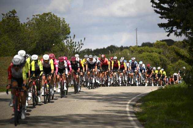 Sport Bilder des Tages 2025 Volta Algarve cycling race - Stage 3 TAVIRA, PORTUGAL - FEBRUARY 21 : illustration picture of the peloton during stage 3 of the 51th edition of the Volta Algarve cycling race, with start in Vila Real Santo Antonio and finish in Tavira on February 21, 2025 in Tavira, Portugal, 21 02 2025 ( Motordriver Kenny Verfaillie - Tavira Portugal  Copyright: xTomasxSiskx