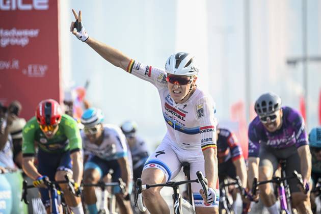 Sport Bilder des Tages UAE Tour 2025 - Stage 6 ABU DHABI , UNITED ARAB EMIRATES - FEBRUARY 22 : Merlier Tim (BEL) of Soudal Quick-Step celebrating his victory during Stage 6 of the UAE Tour 2025 cycling race with start in Abu Dhabi Cycling Club and finish in Abu Dhabi Breakwater (165 km) on February 22, 2025 in Abu Dhabi , United Arab Emirates, 22 02 2025 Abu Dhabi United Arab Emirates  Copyright: xPeterxDexVoechtx