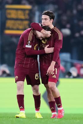 AS Roma v FC Porto - UEFA Europa League 2024 25 Knockout Play-off Second Leg Niccolo Pisilli of AS Roma celebrates with Paulo Dybala after scoring third goal during the UEFA Europa League 2024 25 Knockout Play-off Second Leg match between AS Roma and FC Porto at Stadio Olimpico on February 20, 2025 in Rome, Italy. Rome Stadio Olimpico Rome Italy Copyright: xGiuseppexMaffiax UEL_Roma-Porto_200225DSC07497