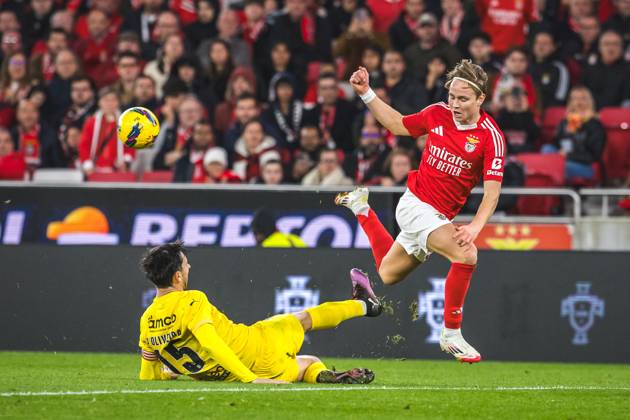 SL Benfica Vs SC Braga in Lisbon, Portugal - 26 Feb 2025 Andreas Schjelderup of SL Benfica (R) and Paulo Oliveira of SC Braga (L) seen in action during the Portuguese Cup match between SL Benfica and SC Braga at Estadio da Luz. (Final score: SL Benfica 1 - 0 SC Braga) Lisbon Portugal Copyright: xHenriquexCasinhasx xSOPAxImagesx HCASINHAS_26022025_SLBENFICA_VS_SCBRAGA-039