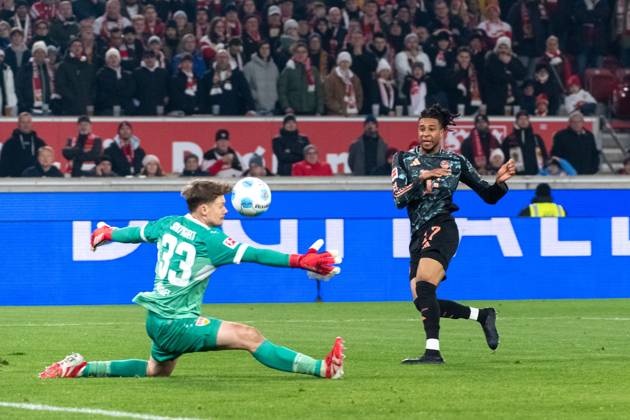 Goal for 1 1 by Michael Olise FC Bayern Muenchen, 17 , li Alexander Nuebel VfB Stuttgart, 33 GER, VfB Stuttgart vs FC Bayern Muenchen, Football, Men, 1 Bundesliga, 24 Matchday, Season 2024 2025, 28 02 2025, DFL DFB REGULATES PROHIBIT ANY USE OF PHOTOGRAPHS AS IMAGE SEQUENCES AND OR QUASI VIDEO, GER, VfB Stuttgart vs FC Bayern Muenchen, Football, Men, 1 Bundesliga, 24 Matchday, Season 2024 2025, 28 02 2025 Stuttgart Copyright: xEibner-Pressefoto WolfgangxFrankx EP_WFK
