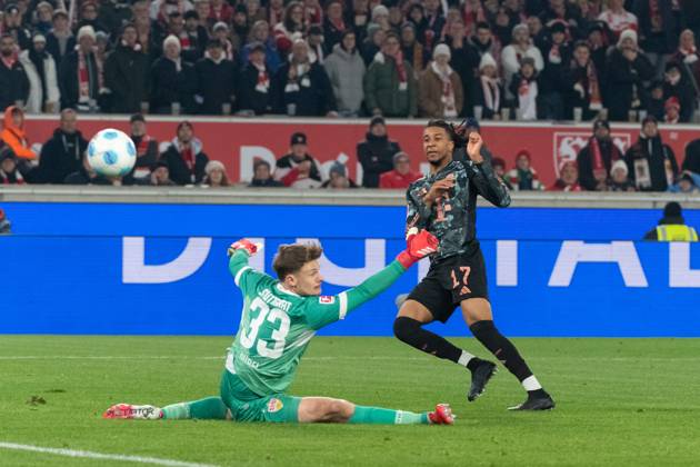 Goal for 1 1 by Michael Olise FC Bayern Muenchen, 17 , li Alexander Nuebel VfB Stuttgart, 33 GER, VfB Stuttgart vs FC Bayern Muenchen, Football, Men, 1 Bundesliga, 24 Matchday, Season 2024 2025, 28 02 2025, DFL DFB REGULATES PROHIBIT ANY USE OF PHOTOGRAPHS AS IMAGE SEQUENCES AND OR QUASI VIDEO, GER, VfB Stuttgart vs FC Bayern Muenchen, Football, Men, 1 Bundesliga, 24 Matchday, Season 2024 2025, 28 02 2025 Stuttgart Copyright: xEibner-Pressefoto WolfgangxFrankx EP_WFK