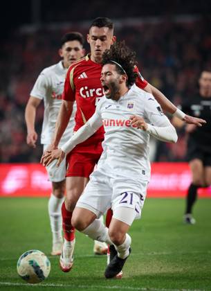 Standard s Sotiris Alexandropoulos and Anderlecht s Cesar Huerta fight for the ball during a soccer match between Standard de Liege and RFC Anderlecht, Sunday 02 March 2025 in Liege, on day 28 of the 2024-2025 season of the Jupiler Pro League first division of the Belgian championship. VIRGINIExLEFOUR x114043436x