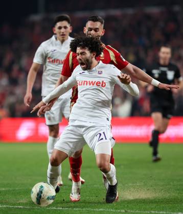 Standard s Sotiris Alexandropoulos and Anderlecht s Cesar Huerta fight for the ball during a soccer match between Standard de Liege and RFC Anderlecht, Sunday 02 March 2025 in Liege, on day 28 of the 2024-2025 season of the Jupiler Pro League first division of the Belgian championship. VIRGINIExLEFOUR x114043537x
