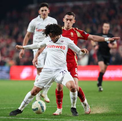 Standard s Sotiris Alexandropoulos and Anderlecht s Cesar Huerta fight for the ball during a soccer match between Standard de Liege and RFC Anderlecht, Sunday 02 March 2025 in Liege, on day 28 of the 2024-2025 season of the Jupiler Pro League first division of the Belgian championship. VIRGINIExLEFOUR x114043626x