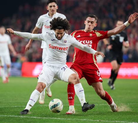 Standard s Sotiris Alexandropoulos and Anderlecht s Cesar Huerta fight for the ball during a soccer match between Standard de Liege and RFC Anderlecht, Sunday 02 March 2025 in Liege, on day 28 of the 2024-2025 season of the Jupiler Pro League first division of the Belgian championship. VIRGINIExLEFOUR x114043673x