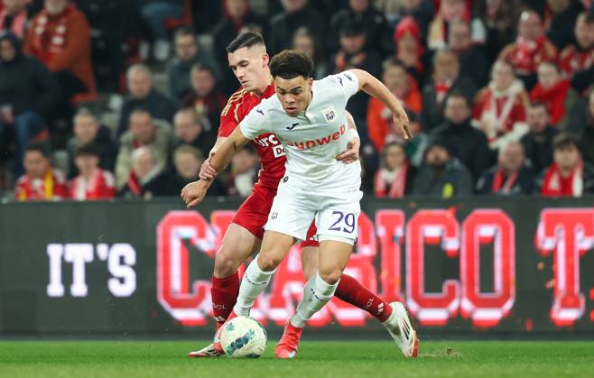 Standard s Sotiris Alexandropoulos and Anderlecht s Mario Stroeykens fight for the ball during a soccer match between Standard de Liege and RFC Anderlecht, Sunday 02 March 2025 in Liege, on day 28 of the 2024-2025 season of the Jupiler Pro League first division of the Belgian championship. VIRGINIExLEFOUR x114043746x