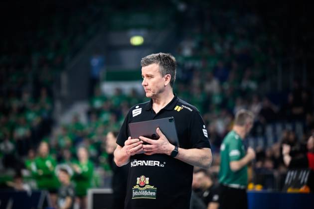 02 03 2025, SAP Arena, Mannheim Volleyball, DVV Cup Final, USC Münster Muenster vs Dresdner SC Alexander Waibl Coach Coach Dresden