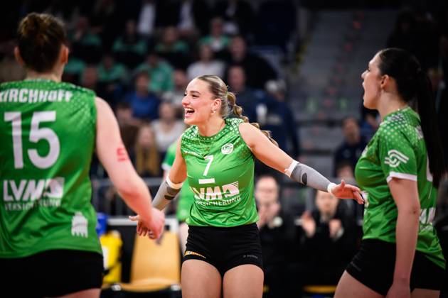 02 03 2025, SAP Arena, Mannheim Volleyball, DVV Cup Final, USC Münster Muenster vs Dresdner SC Cheers Mia Kirchhoff 15 Muenster , Elena Kömmling Koemmling 7 Muenster , Emilia Jordan 9 Muenster