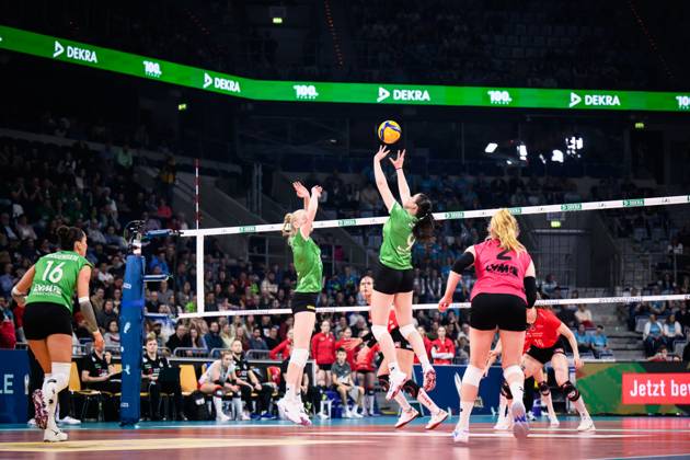 02 03 2025, SAP Arena, Mannheim Volleyball, DVV Cup Final, USC Münster Muenster vs Dresdner SC Luisa van Clewe 8 Muenster , set Emilia Jordan 9 Muenster