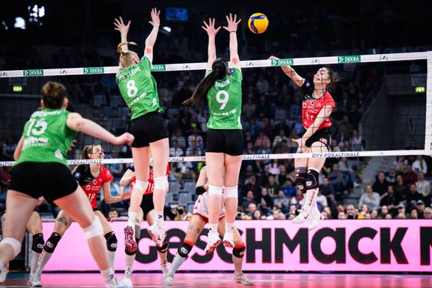 02 03 2025, SAP Arena, Mannheim Volleyball, DVV Cup Final, USC Münster Muenster vs Dresdner SC Double block Luisa van Clewe 8 Muenster , Emilia Jordan 9 Muenster Attack Lorena Lorber Fijok 17 Dresden