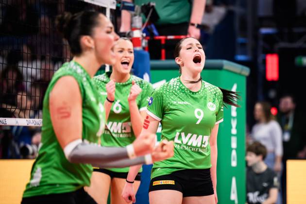 02 03 2025, SAP Arena, Mannheim Volleyball, DVV Cup Final, USC Münster Muenster vs Dresdner SC Cheers Mikala Mogensen 16 Muenster , Marije ten Brinke 6 Muenster , Emilia Jordan 9 Muenster