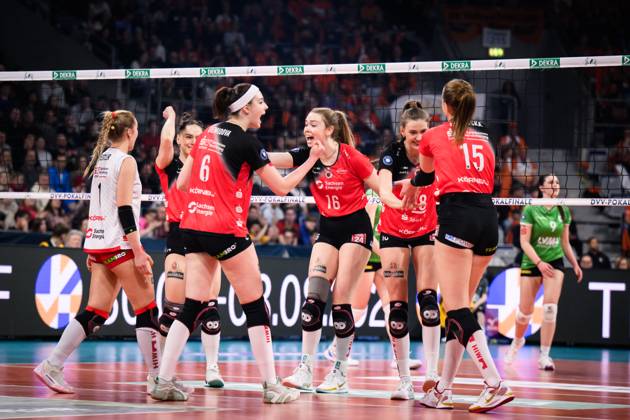 02 03 2025, SAP Arena, Mannheim Volleyball, DVV Cup Final, USC Münster Muenster vs Dresdner SC Cheers Patricia Nestler 1 Dresden , Lorena Lorber Fijok 17 Dresden , Victoria Demidova 6 Dresden , Emma Scarlett Clothier 16 Dresden , Sarah Straube 18 Dresden , Marta KameÌ lija Levinska 15 Dresden