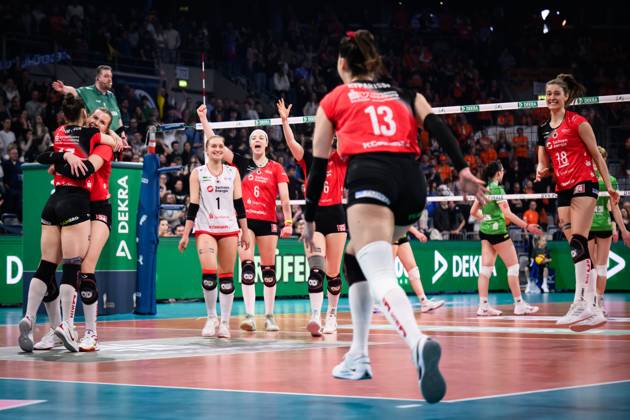02 03 2025, SAP Arena, Mannheim Volleyball, DVV Pokal Final, USC Münster Muenster vs Dresdner SC Jubel Dresden nach Matchball Sieg Lorena Lorber Fijok 17 Dresden , Marta KameÌ lija Levinska 15 Dresden , Patricia Nestler 1 Dresden , Victoria Demidova 6 Dresden , Emma Scarlett Clothier 16 Dresden , Stamatia Kyparissi 13 Dresden , Sarah Straube 18 Dresden