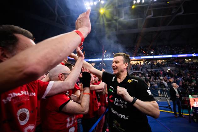02 03 2025, SAP Arena, Mannheim Volleyball, DVV Pokal Final, USC Münster Muenster vs Dresdner SC Jubel Dresden nach Matchball Sieg Alexander Waibl Trainer Coach Dresden