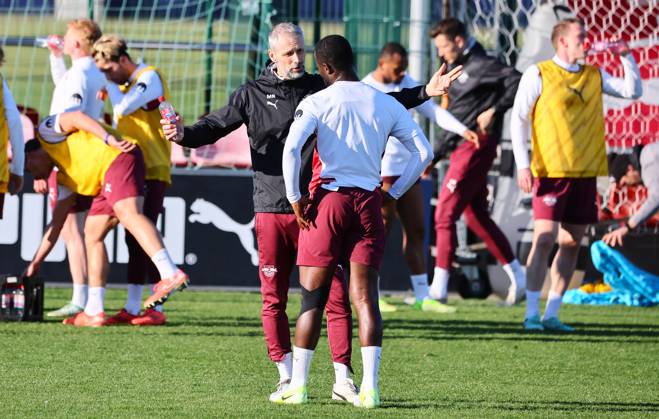 RB Leipzig Training Bundesliga Leipzig, 04 03 2025, RBL Training Center, Fußball Bundesliga , RB LEIPZIG Training , In the picture from left coach Marco Rose RB Leipzig and Lutsharel Geertruida 3, RB Leipzig , For editorial use only Only editorial use , Picture Point