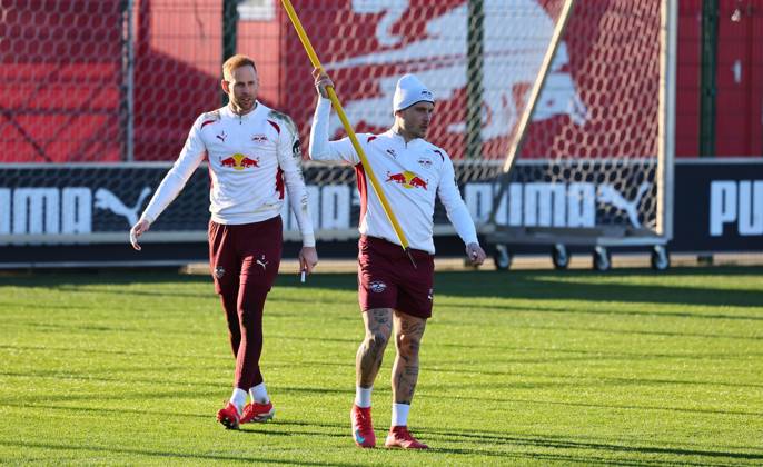 RB Leipzig Training Bundesliga Leipzig, 04 03 2025, RBL Training Center, Fußball Bundesliga , RB LEIPZIG Training , In the picture from l Goalkeeper Peter Gulacsi 1, RB Leipzig and David Raum 22, RB Leipzig , For editorial use only Only editorial use , Picture Point