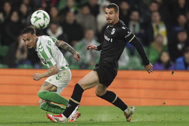 ESP: Real Betis-Vitoria Guimaraes. UEFA Conference League Antony Dos Santos of Real Betis and Joao Teixeira Mendes of Vitoria Guimaraes SC during the UEFA Conference League, round of 16 match, between Real Betis and Vitoria Guimaraes played at Benito Villamarin Stadium on March 06, 2025 in Sevilla, Spain. kpng Copyright: xAntonioxPozox xPRESSINPHOTOx PS_250306_BET_VIT_023