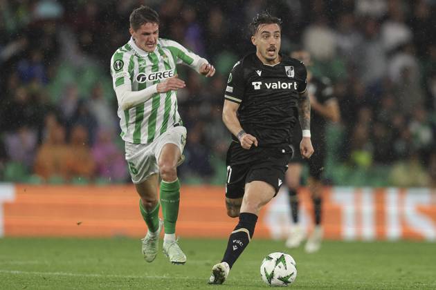 ESP: Real Betis-Vitoria Guimaraes. UEFA Conference League Joao Mendes of Vitoria Guimaraes SC and Sergi Altimira of Real Betis during the UEFA Conference League, round of 16 match, between Real Betis and Vitoria Guimaraes played at Benito Villamarin Stadium on March 06, 2025 in Sevilla, Spain. kpng Copyright: xAntonioxPozox xPRESSINPHOTOx PS_250306_BET_VIT_030A