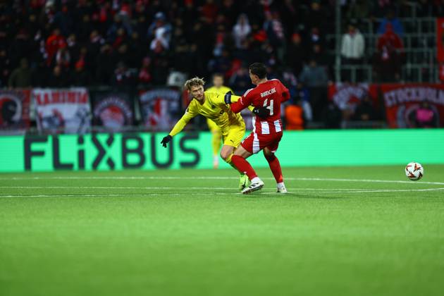 UEFA Europa leauge 2024 2025 Bodo Glimt Olympiakos Bodo 20250306 Olympiakos Giulian Biancone duels with Bodo Glimts Kasper Waarst Hogh during the UEFA Europa leauge match between Bodo Glimt and Olympiakos at Aspmyra Stadium Photo Mats Torbergsen NTB Bodo Norge EDITORIAL USE ONLY RESTRICTED USE FOR BETTING COMPANIES Copyright: xMatsxTorbergsenx xNTBx