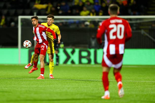 UEFA Europa leauge 2024 2025 Bodo Glimt Olympiakos Bodo 20250306 Olympiakos Charalampos Kostoulas duels with Bodo Glimts Jostein Gundersen during the UEFA Europa leauge match between Bodo Glimt and Olympiakos at Aspmyra Stadium Photo Mats Torbergsen NTB Bodo Norge EDITORIAL USE ONLY RESTRICTED USE FOR BETTING COMPANIES Copyright: xMatsxTorbergsenx xNTBx