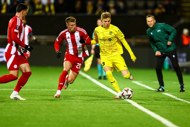UEFA Europa leauge 2024 2025 Bodo Glimt Olympiakos Bodo 20250306 Olympiakos Joao Pedro Loureiro da Costa duels with Bodo Glimts Jens Petter Hauge during the UEFA Europa leauge match between Bodo Glimt and Olympiakos at Aspmyra Stadium Photo Mats Torbergsen NTB Bodo Norge EDITORIAL USE ONLY RESTRICTED USE FOR BETTING COMPANIES Copyright: xMatsxTorbergsenx xNTBx