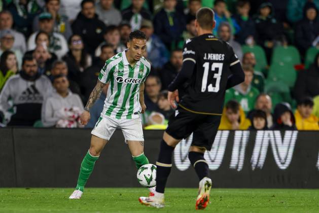 Real Betis Balompie v Vitoria SC - UEFA Conference League 2024 25 Round of 16 First Leg Antony of Real Betis controls the ball during the UEFA Conference League match between Real Betis and Vitoria Guimaraes SC at Benito Villamarin in Seville, Spain, on March 6, 2025. Seville Spain  Copyright: xDAXxImagesx originalFilename:daximages-realbeti250306_np1p7