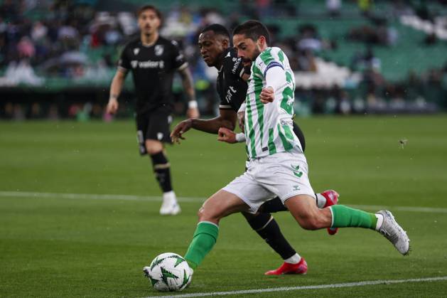 Real Betis Balompie v Vitoria SC - UEFA Conference League 2024 25 Round of 16 First Leg Francisco Roman Alarcon Isco of Real Betis battles for the ball during the UEFA Conference League match between Real Betis and Vitoria Guimaraes SC at Benito Villamarin in Seville, Spain, on March 6, 2025. Seville Spain  Copyright: xDAXxImagesx originalFilename:daximages-realbeti250306_np1uu