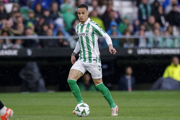 Real Betis Balompie v Vitoria SC - UEFA Conference League 2024 25 Round of 16 First Leg Antony of Real Betis runs with the ball during the UEFA Conference League match between Real Betis and Vitoria Guimaraes SC at Benito Villamarin in Seville, Spain, on March 6, 2025. Seville Spain  Copyright: xDAXxImagesx originalFilename:daximages-realbeti250306_np3Oz