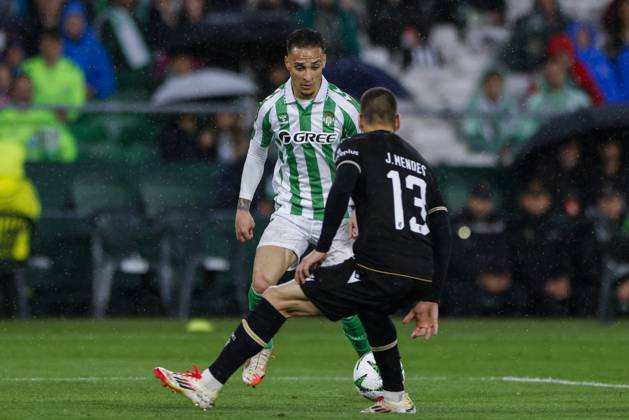 Real Betis Balompie v Vitoria SC - UEFA Conference League 2024 25 Round of 16 First Leg Antony of Real Betis battles for the ball during the UEFA Conference League match between Real Betis and Vitoria Guimaraes SC at Benito Villamarin in Seville, Spain, on March 6, 2025. Seville Spain  Copyright: xDAXxImagesx originalFilename:daximages-realbeti250306_npbQq