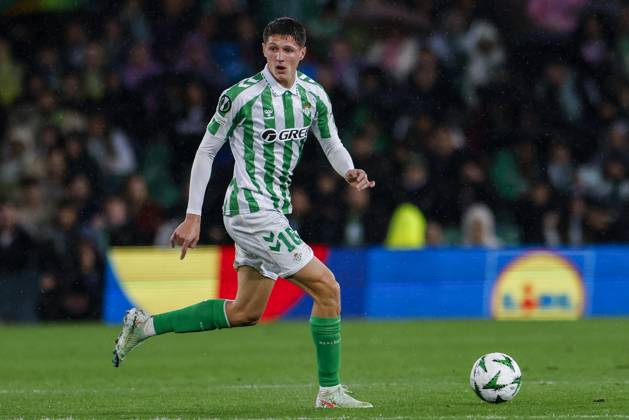 Real Betis Balompie v Vitoria SC - UEFA Conference League 2024 25 Round of 16 First Leg Sergi Altimira of Real Betis controls the ball during the UEFA Conference League match between Real Betis and Vitoria Guimaraes SC at Benito Villamarin in Seville, Spain, on March 6, 2025. Seville Spain  Copyright: xDAXxImagesx originalFilename:daximages-realbeti250306_npWI3