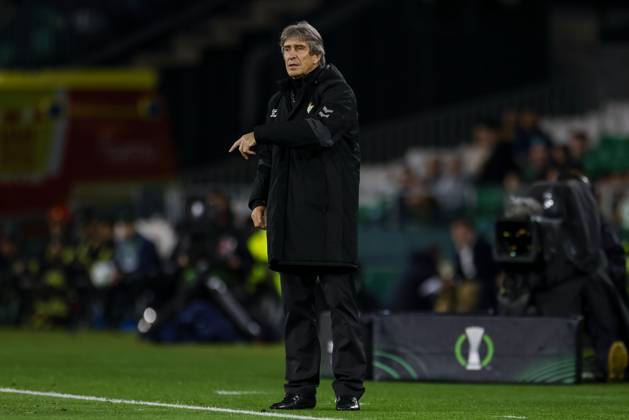 Real Betis Balompie v Vitoria SC - UEFA Conference League 2024 25 Round of 16 First Leg In Seville, Spain, on March 6, 2025, Manuel Pellegrini, head coach of Real Betis, gives instructions during the UEFA Conference League match between Real Betis and Vitoria Guimaraes SC at Benito Villamarin. Seville Spain  Copyright: xDAXxImagesx originalFilename:daximages-realbeti250306_np5PD