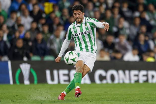 Real Betis Balompie v Vitoria SC - UEFA Conference League 2024 25 Round of 16 First Leg Pablo Fornals of Real Betis passes the ball during the UEFA Conference League match between Real Betis and Vitoria Guimaraes SC at Benito Villamarin in Seville, Spain, on March 6, 2025. Seville Spain  Copyright: xDAXxImagesx originalFilename:daximages-realbeti250306_npdb1