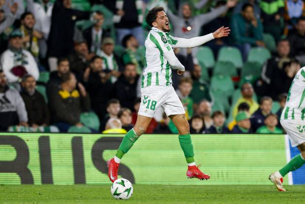 Real Betis Balompie v Vitoria SC - UEFA Conference League 2024 25 Round of 16 First Leg Pablo Fornals of Real Betis argues with the referee during the UEFA Conference League match between Real Betis and Vitoria Guimaraes SC at Benito Villamarin in Seville, Spain, on March 6, 2025. Seville Spain  Copyright: xDAXxImagesx originalFilename:daximages-realbeti250306_npkij