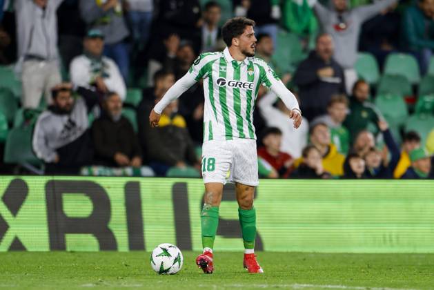 Real Betis Balompie v Vitoria SC - UEFA Conference League 2024 25 Round of 16 First Leg Pablo Fornals of Real Betis argues with the referee during the UEFA Conference League match between Real Betis and Vitoria Guimaraes SC at Benito Villamarin in Seville, Spain, on March 6, 2025. Seville Spain  Copyright: xDAXxImagesx originalFilename:daximages-realbeti250306_npKoC