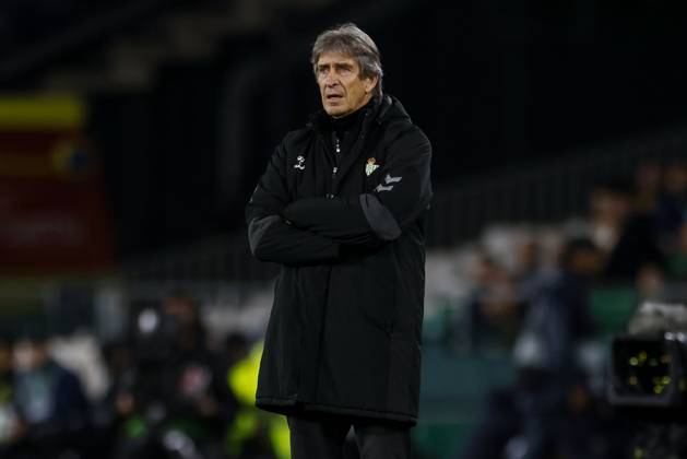 Real Betis Balompie v Vitoria SC - UEFA Conference League 2024 25 Round of 16 First Leg In Seville, Spain, on March 6, 2025, Manuel Pellegrini, head coach of Real Betis, gives instructions during the UEFA Conference League match between Real Betis and Vitoria Guimaraes SC at Benito Villamarin. Seville Spain  Copyright: xDAXxImagesx originalFilename:daximages-realbeti250306_npsQA