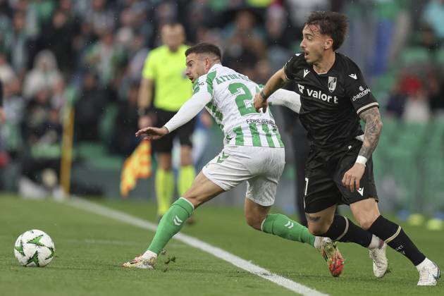 ESP: Real Betis-Vitoria Guimaraes. UEFA Conference League Joao Mendes of Vitoria Guimaraes SC and Aitor Ruibal of Real Betis during the UEFA Conference League, round of 16 match, between Real Betis and Vitoria Guimaraes played at Benito Villamarin Stadium on March 06, 2025 in Sevilla, Spain. kpng Copyright: xAntonioxPozox xPRESSINPHOTOx AP_250306_BET_VIT_094