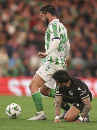 ESP: Real Betis-Vitoria Guimaraes. UEFA Conference League Isco Alarcon of Real Betis and Tiago Silva of Vitoria Guimaraes SC during the UEFA Conference League, round of 16 match, between Real Betis and Vitoria Guimaraes played at Benito Villamarin Stadium on March 06, 2025 in Sevilla, Spain. kpng Copyright: xAntonioxPozox xPRESSINPHOTOx AP_250306_BET_VIT_126