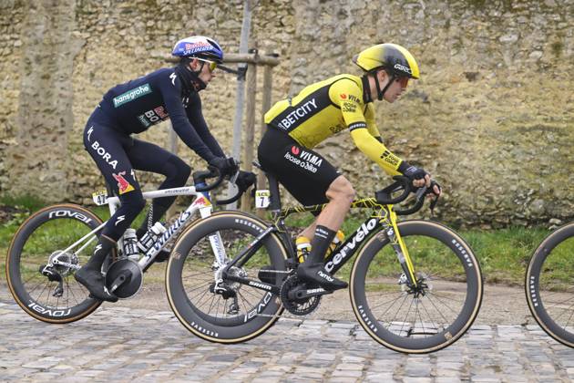 Paris - Nice 2025 - stage 2 BELLEGARDE, FRANCE - MARCH 10 : Zwiehoff Ben (GER) of Red Bull - Bora - Hansgrohe, Zingle Axel (FRA) of Team Visma Lease A Bike in action during stage 2 of the 83th edition of the Paris - Nice cycling race, a stage of 183,9km with start in Montesson and finish in Bellegarde on March 10, 2025 in Bellegarde, France, 10 03 2025 ( Motordriver Kenny Verfaillie - Bellegarde France  Copyright: xNicoxVereeckenx