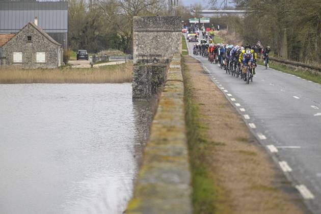 Paris - Nice 2025 - stage 2 BELLEGARDE, FRANCE - MARCH 10 : Illustration picture of the peloton during stage 2 of the 83th edition of the Paris - Nice cycling race, a stage of 183,9km with start in Montesson and finish in Bellegarde on March 10, 2025 in Bellegarde, France, 10 03 2025 ( Motordriver Kenny Verfaillie - Bellegarde France  Copyright: xNicoxVereeckenx