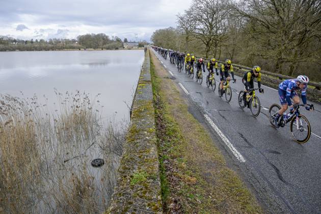 Paris - Nice 2025 - stage 2 BELLEGARDE, FRANCE - MARCH 10 : Bastiaens Ayco (BEL) of Soudal Quick-Step leading the peloton during stage 2 of the 83th edition of the Paris - Nice cycling race, a stage of 183,9km with start in Montesson and finish in Bellegarde on March 10, 2025 in Bellegarde, France, 10 03 2025 ( Motordriver Kenny Verfaillie - Bellegarde France  Copyright: xNicoxVereeckenx