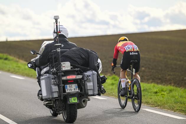 Paris - Nice 2025 - stage 2 BELLEGARDE, FRANCE - MARCH 10 : Illustration picture of a cameraman on a motorbike filming Abrahamsen Jonas (NOR) of Uno-X Mobility during stage 2 of the 83th edition of the Paris - Nice cycling race, a stage of 183,9km with start in Montesson and finish in Bellegarde on March 10, 2025 in Bellegarde, France, 10 03 2025 ( Motordriver Kenny Verfaillie - Bellegarde France  Copyright: xNicoxVereeckenx