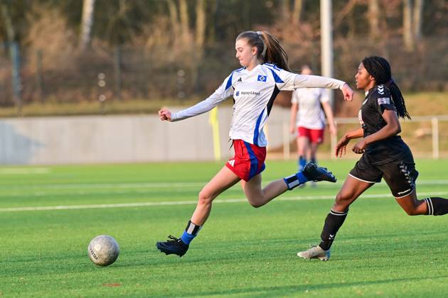 Soccer I Women I 2024 2025 season I Regionalliga Nord I Matchday 14 I SV Henstedt Ulzburg Hamburger SV II I 09 03 2025 Irma Schittek 13, Hamburger SV U20 on the ball, Dissy Jeanne Ragouena 14, SV Henstedt Ulzburg cant get any closer Copyright: xLobeca WolfxGebhardtx