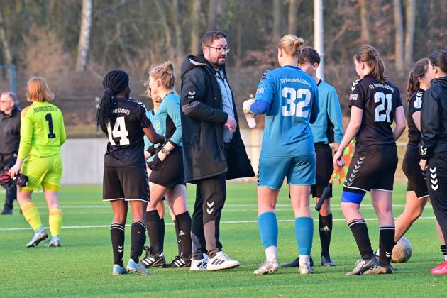Soccer I Women I Season 2024 2025 I Regionalliga Nord I Matchday 14 I SV Henstedt Ulzburg Hamburger SV II I 09 03 2025 In the center of the picture coach Dennis Dreke SV Henstedt Ulzburg with his players Copyright: xLobeca WolfxGebhardtx