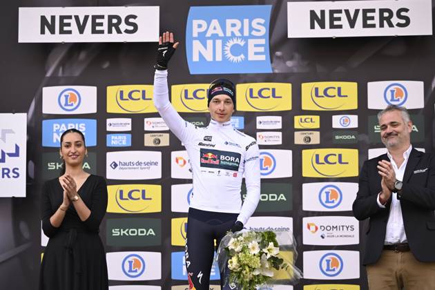 Paris - Nice 2025 - stage 3 NEVERS, FRANCE - MARCH 11 : Lipowitz Florian (GER) of Red Bull - Bora - Hansgrohe pictured with the white jersey during the podium ceremony of stage 3 of the 83th edition of the Paris - Nice cycling race, a team time-trail stage of 28,4km with start on the Circuit Magny-Cours and finish in Nevers on March 11, 2025 in Nevers, France, 11 03 2025 ( Motordriver Kenny Verfaillie - Nevers France  Copyright: xNicoxVereeckenx