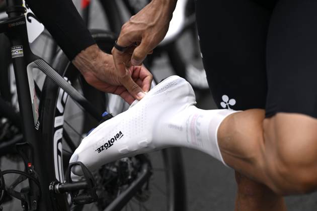 Paris - Nice 2025 - stage 4 LA LOGE DES GARDES, FRANCE - MARCH 12 : illustration picture rain cover shoes team Uae team Emirates - XRG during stage 4 of the 83th edition of the Paris - Nice cycling race, a stage of 163,4km with start in Vichy and finish in La Loge Des Gardes on March 12, 2025 in La Loge Des Gardes, France, 12 03 2025 ( Motordriver Kenny Verfaillie - La Loge Des Gardes France Copyright: xNicoxVereeckenx