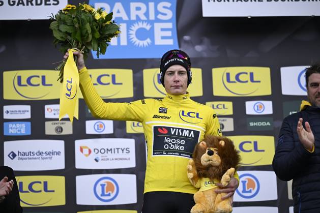 Sport Bilder des Tages Paris - Nice 2025 - stage 4 LA LOGE DES GARDES, FRANCE - MARCH 12 : Vingegaard Jonas (DEN) of Team Visma Lease A Bike pictured with the yellow jersey during the podium ceremony of stage 4 of the 83th edition of the Paris - Nice cycling race, a stage of 163,4km with start in Vichy and finish in La Loge Des Gardes on March 12, 2025 in La Loge Des Gardes, France, 12 03 2025 ( Motordriver Kenny Verfaillie - La Loge Des Gardes France  Copyright: xNicoxVereeckenx