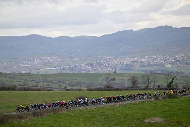 Paris - Nice 2025 - stage 5 LA COTE-SAINT-ANDRE, FRANCE - MARCH 13 : illustration picture peloton during stage 5 of the 83th edition of the Paris - Nice cycling race, a stage of 196,5km with start in Saint-Just-en-Chevalet and finish in La Cote-Saint-Andre on March 13, 2025 in La Cote-Saint-Andre, France, 13 03 2025 ( Motordriver Kenny Verfaillie - La Cote-Saint-Andre France  Copyright: xNicoxVereeckenx