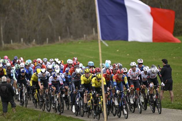Paris - Nice 2025 - stage 5 LA COTE-SAINT-ANDRE, FRANCE - MARCH 13 : illustration picture peloton during stage 5 of the 83th edition of the Paris - Nice cycling race, a stage of 196,5km with start in Saint-Just-en-Chevalet and finish in La Cote-Saint-Andre on March 13, 2025 in La Cote-Saint-Andre, France, 13 03 2025 ( Motordriver Kenny Verfaillie - La Cote-Saint-Andre France  Copyright: xNicoxVereeckenx